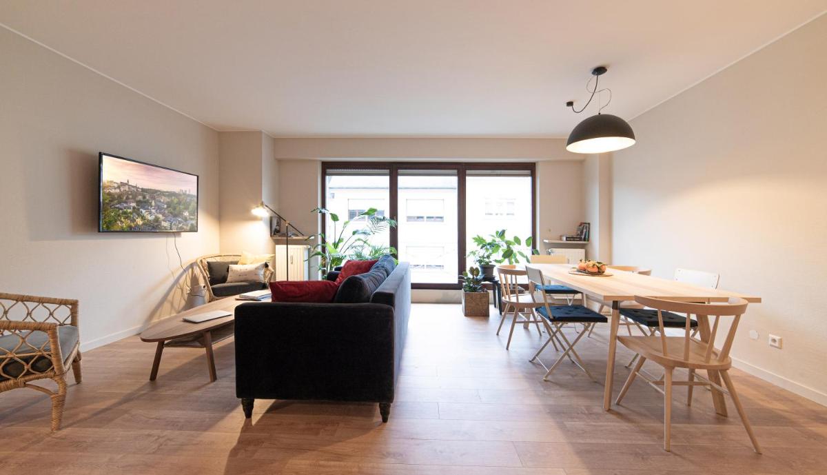 Suitetrails - Large and bright apartment for up to 5 guests, few mintues distance to the city centre