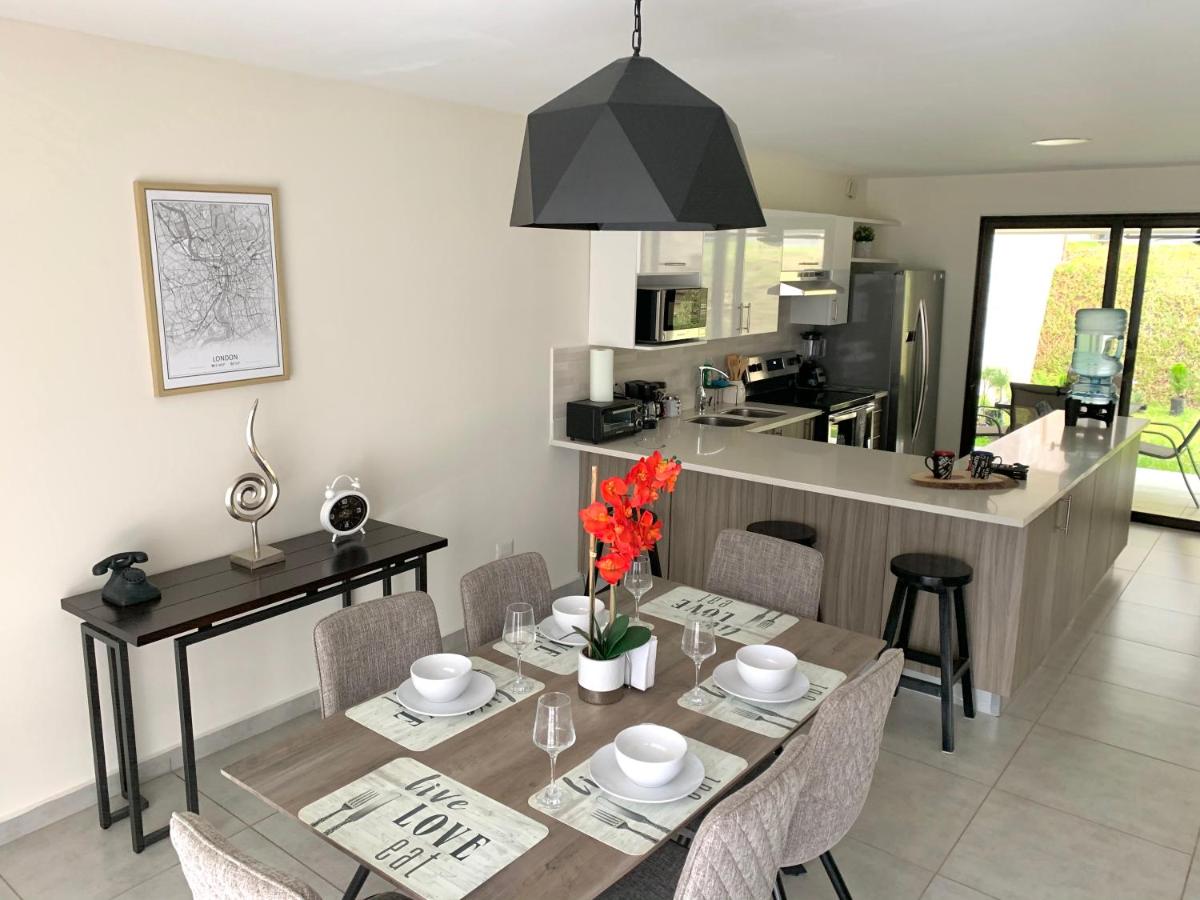 Suitetrails - Exclusive Santa Elena House WIFI*HDTV*AC*Gated 24/7