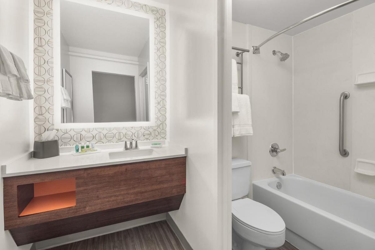 Holiday Inn Charleston-Riverview, an IHG Hotel - Housity