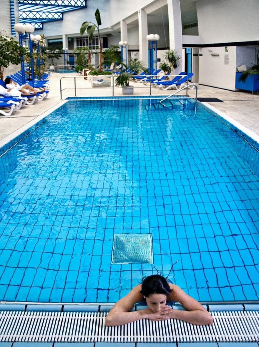 Piscina en o cerca de ARNOIA CALDARIA HOTEL Y BALNEARIO