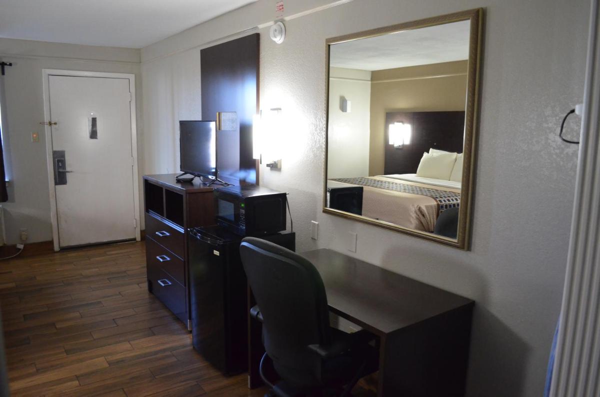 Hill Country Inn - Housity