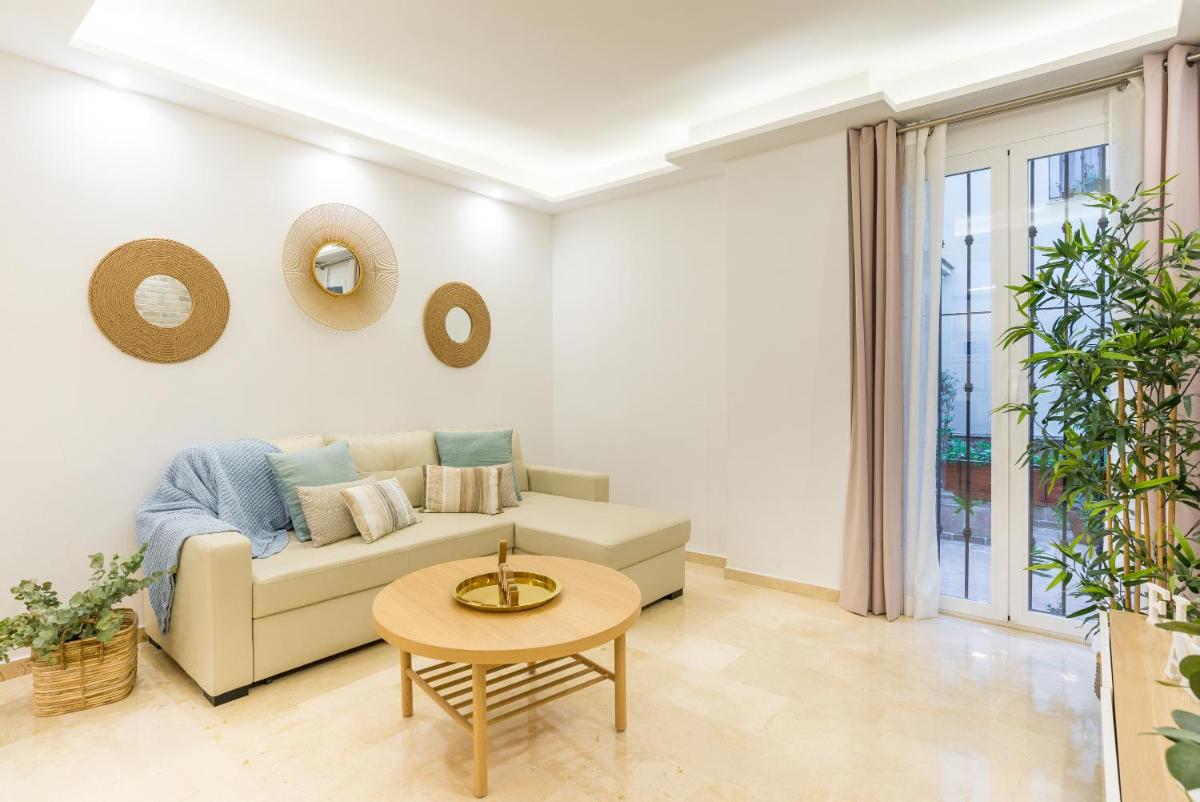 Agua II & seasonal pool by ELE Apartments - Housity