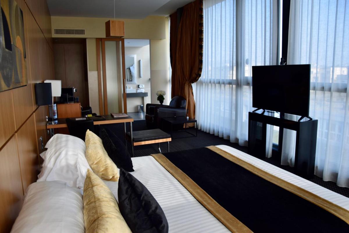 Télévision ou salle de divertissement dans l'établissement Hotel Spa Le Pasino