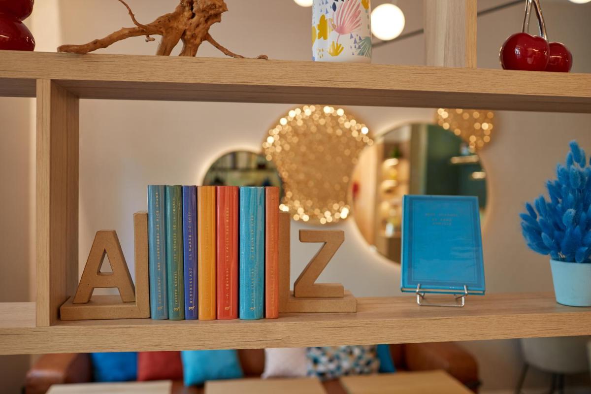 Bibliothèque dans l'hôtel
