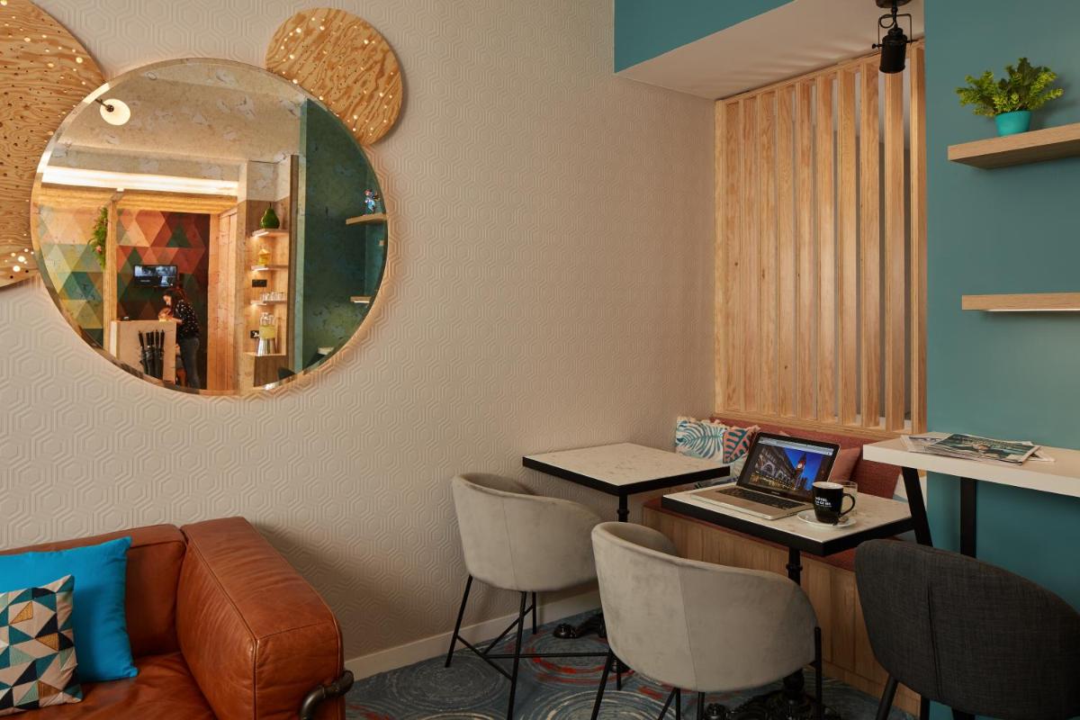 Télévision ou salle de divertissement dans l'établissement Hotel Locomo - Gare de Lyon Bastille