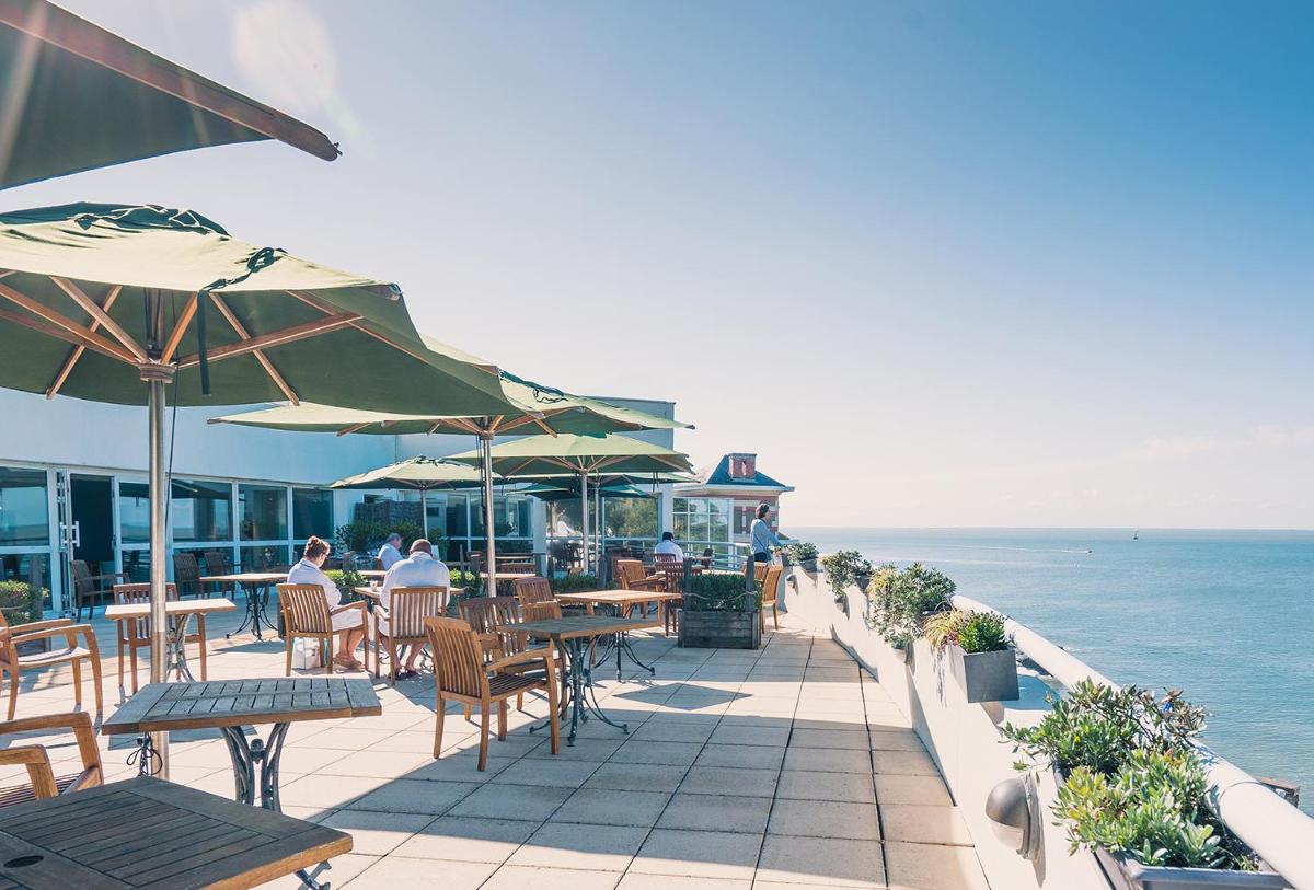 Vue générale sur la mer ou vue sur la mer prise depuis l'hôtel
