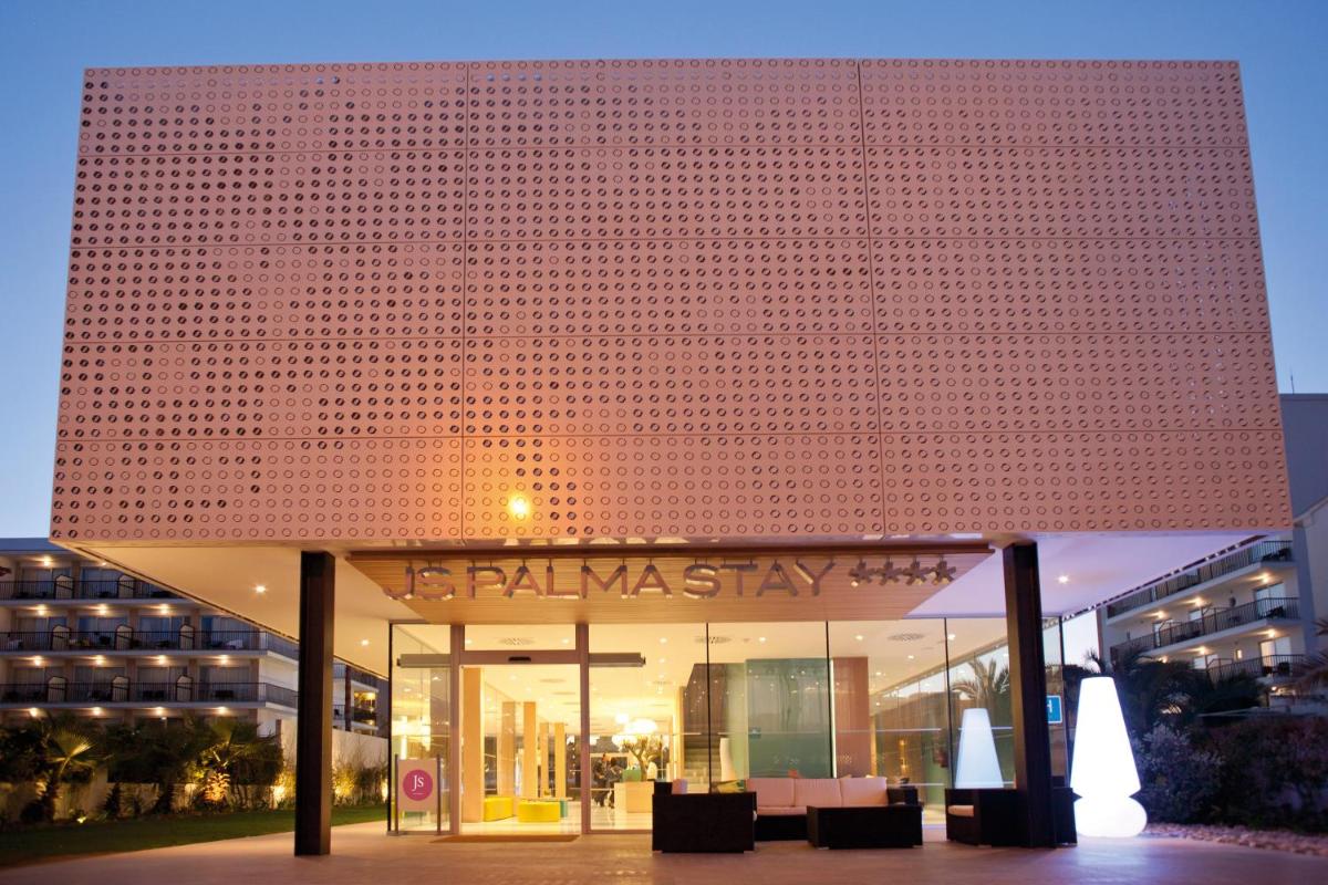 un edificio con una gran cantidad de ladrillos. en JS Palma Stay - Adults Only, en Can Pastilla