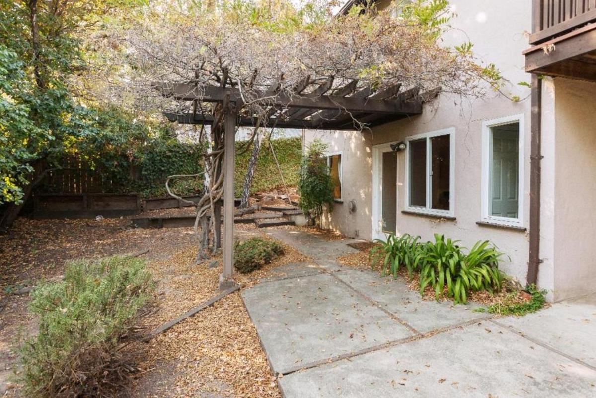 Large 1 Bedroom Apartment, Home Theater, Fireplace - Housity