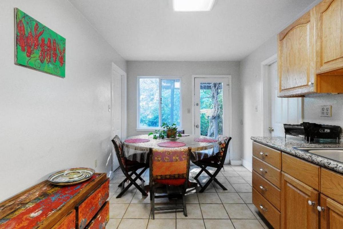 Large 1 Bedroom Apartment, Home Theater, Fireplace - Housity