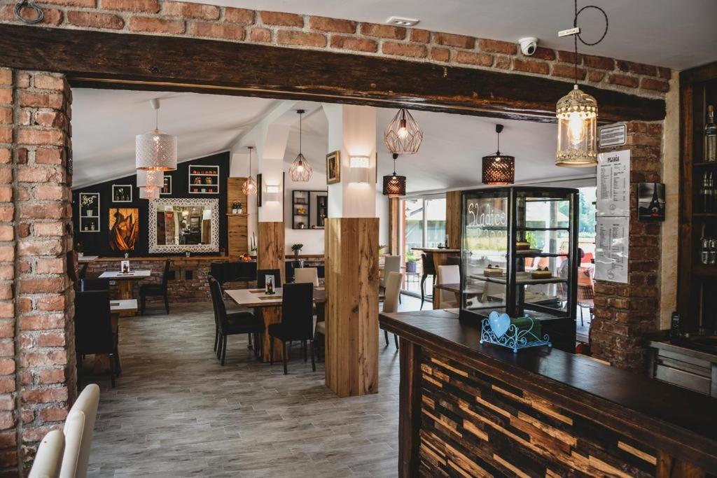 Ta Fabrika Restavracija,pizzerija in prenočišča - Housity