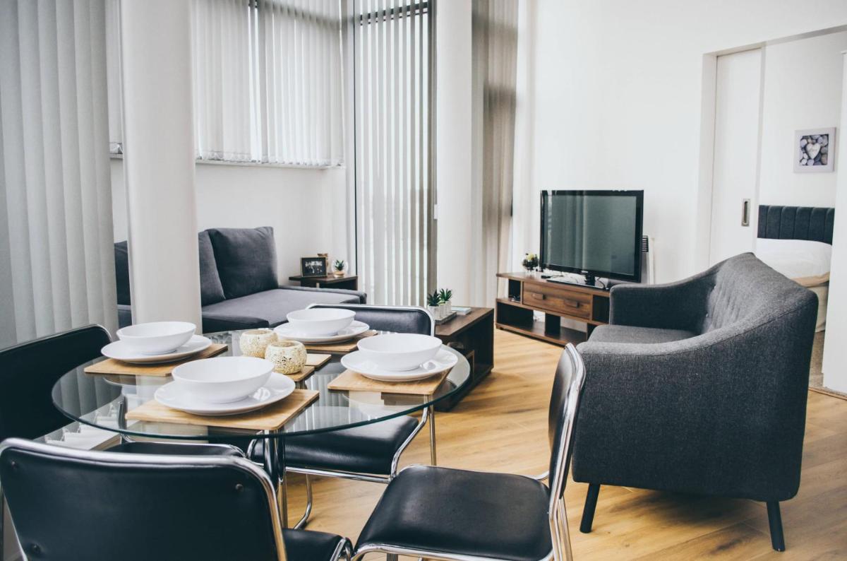 Penthouse In Liverpool City Centre - Free Parking - Balcony - by Happy Days - Housity