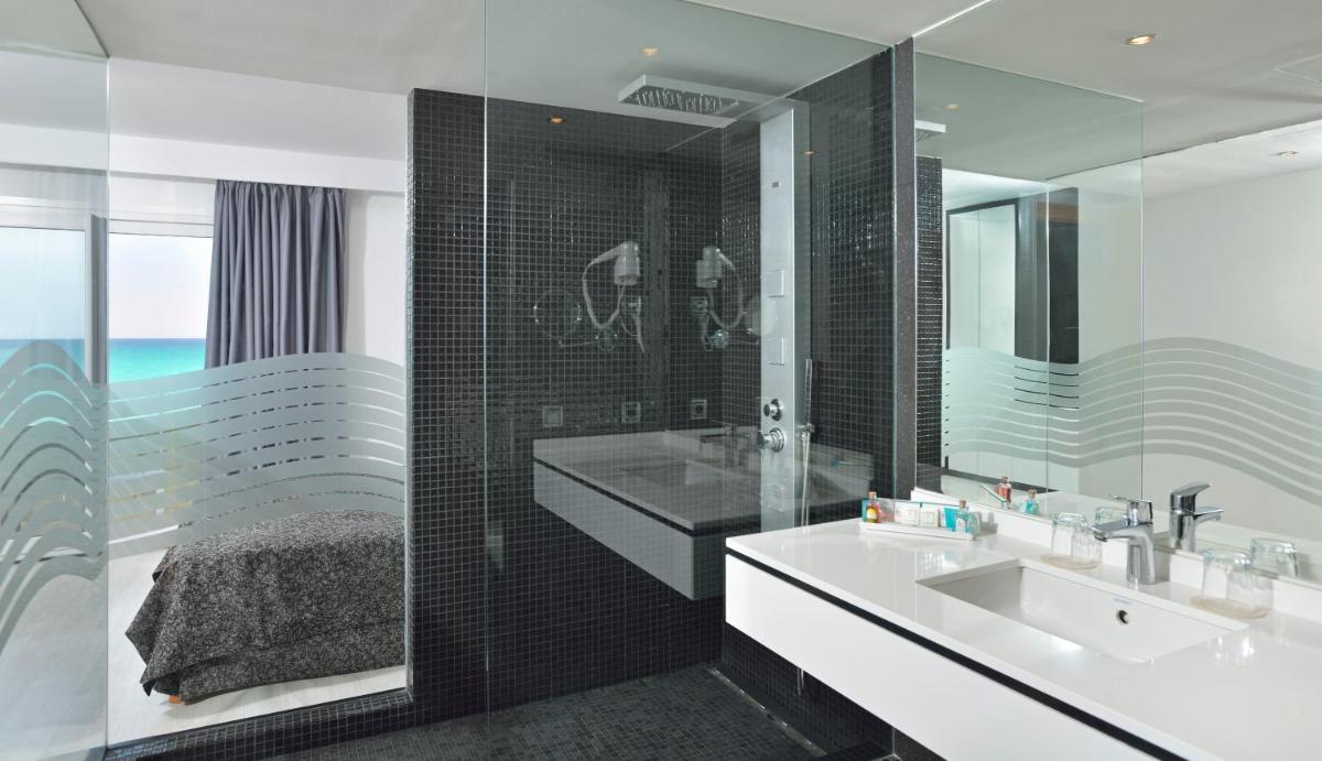 un baño con lavabo y espejo en Hotel Hispania, en Playa de Palma