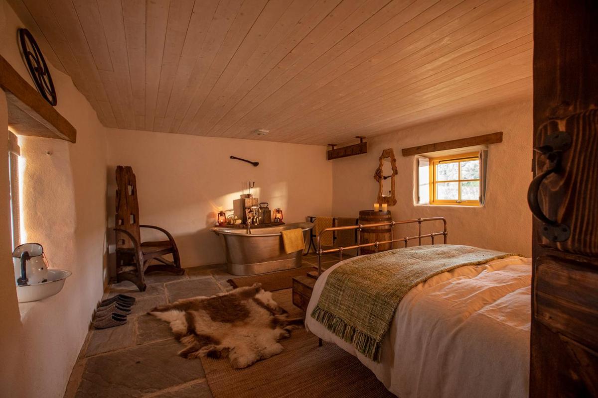 Thistle Thatch Cottage and Hot Tub - Mourne Mountains - Housity