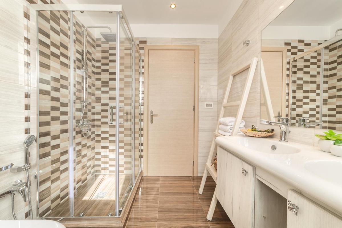 Niki's Villa - Luxury Seaview Villa! - Housity