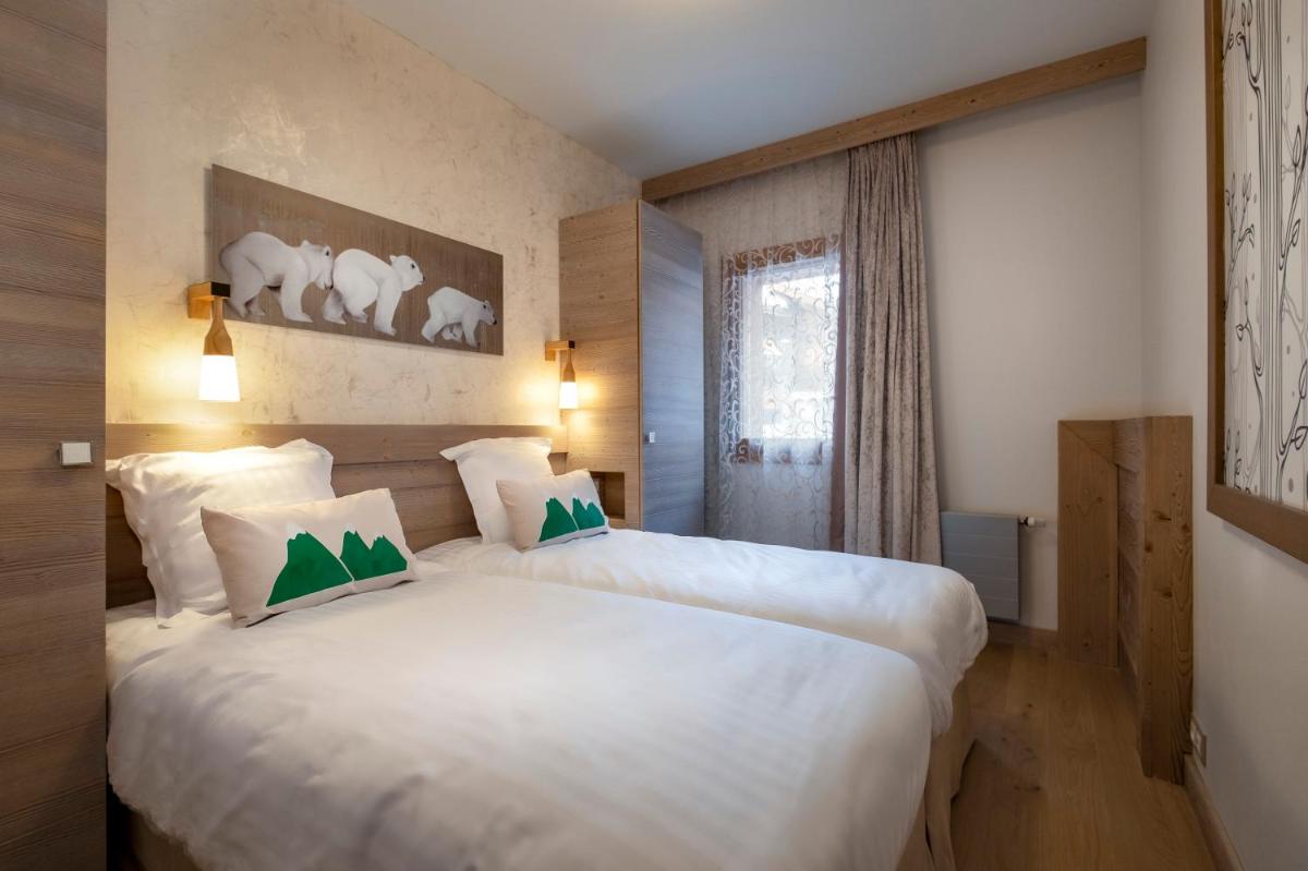 une chambre d'hôtel avec deux lits et une fenêtre dans l'établissement Résidence Pierre & Vacances Premium L'Hévana, à Méribel