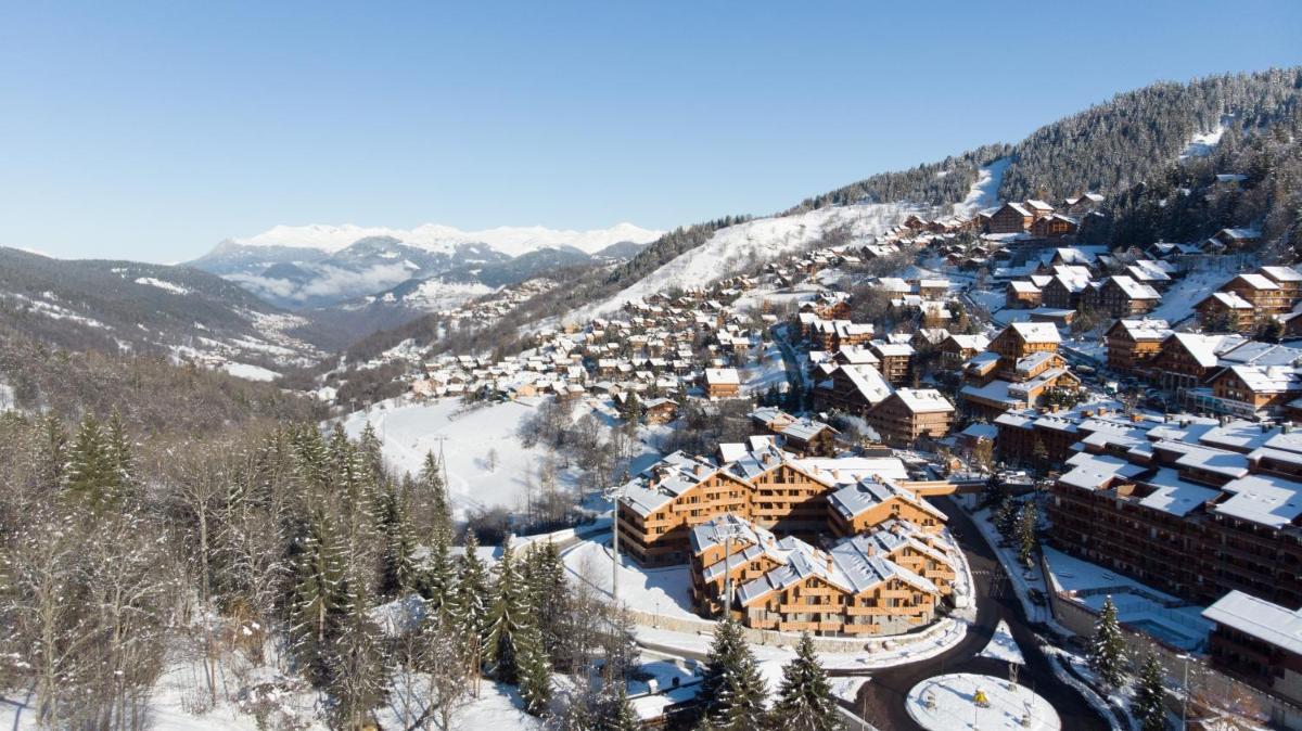 Vue aérienne d'une ville dans la neige dans l'établissement Résidence Pierre & Vacances Premium L'Hévana, à Méribel