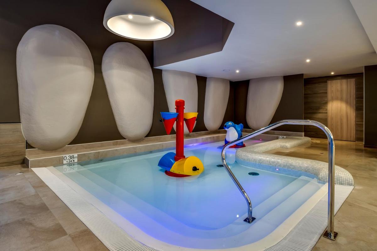 Piscine de l'établissement Résidence Pierre & Vacances Premium L'Hévana ou située à proximité