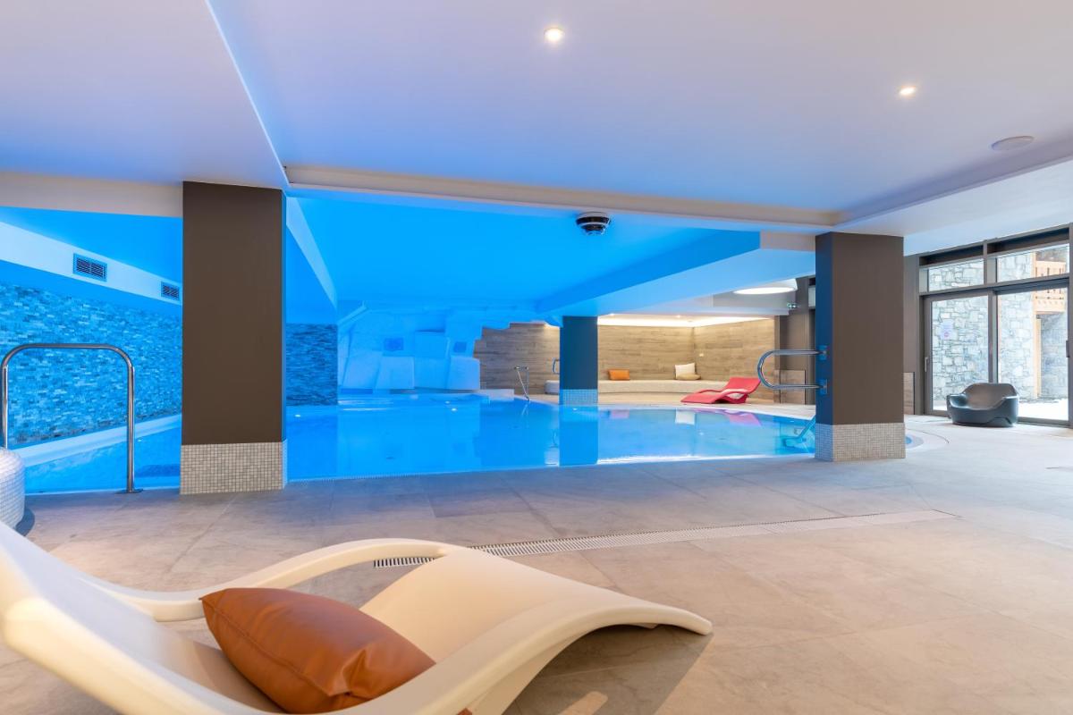 Cette chambre dispose d'une piscine avec des plafonds bleus. dans l'établissement Résidence Pierre & Vacances Premium L'Hévana, à Méribel