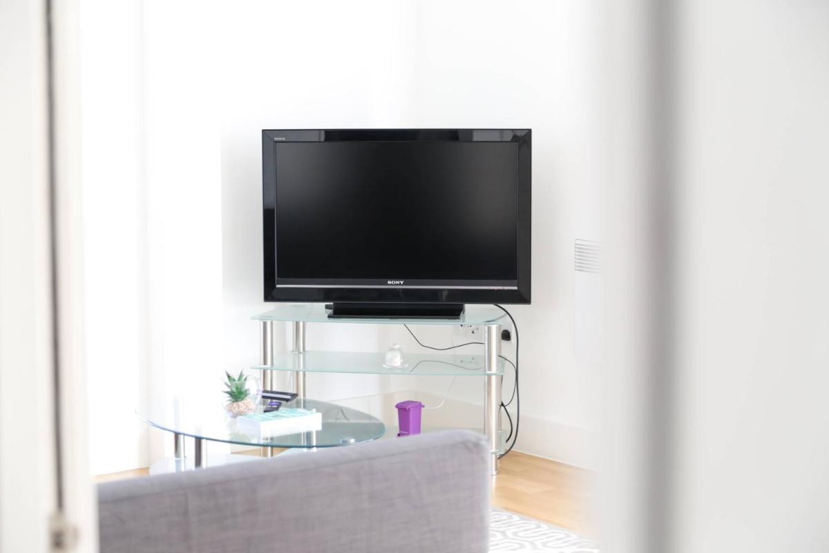 Serviced Apartment In Liverpool City Centre - Free Parking - Balcony - by Happy Days - Housity