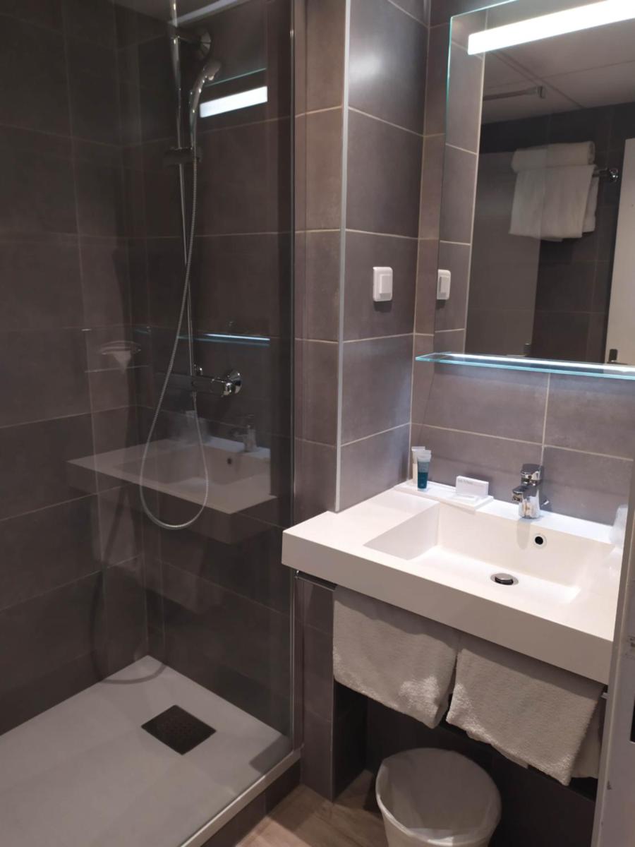 une salle de bain avec un lavabo et une douche dans l'établissement Thalazur Antibes - Résidence & Spa, à Antibes