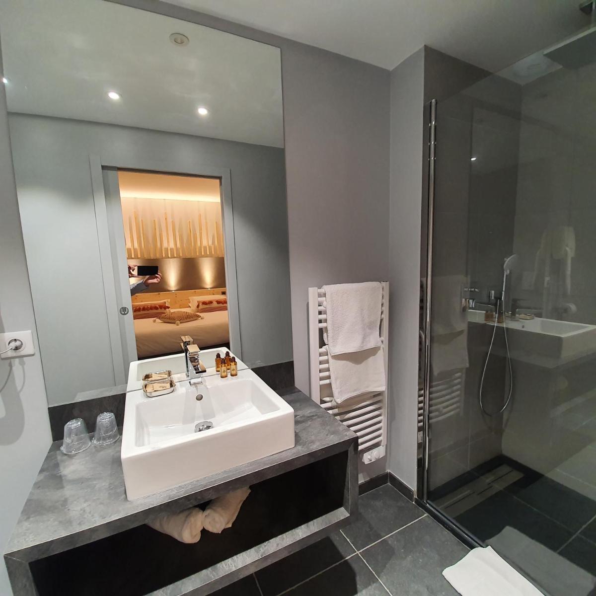 Salle de bains dans l'établissement Le Castelet