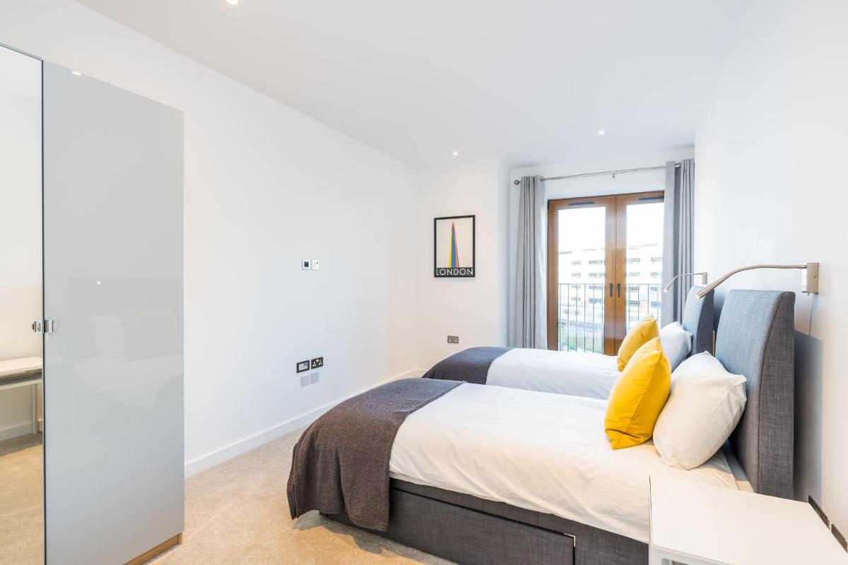 Suitetrails - St Albans 2 Bed Luxury City Apartment, 5 mins walk to Train & Allocated Parking