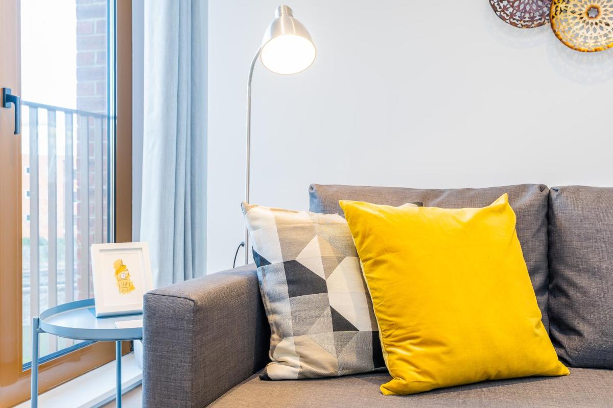 Suitetrails - St Albans 2 Bed Luxury City Apartment, 5 mins walk to Train & Allocated Parking