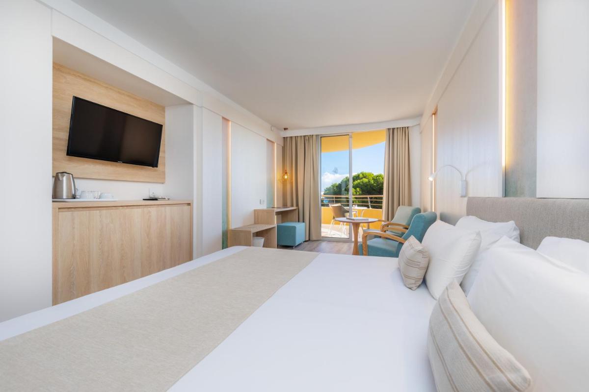 Cama o camas de una habitación en Marins Beach Club - Adults Only Hotel