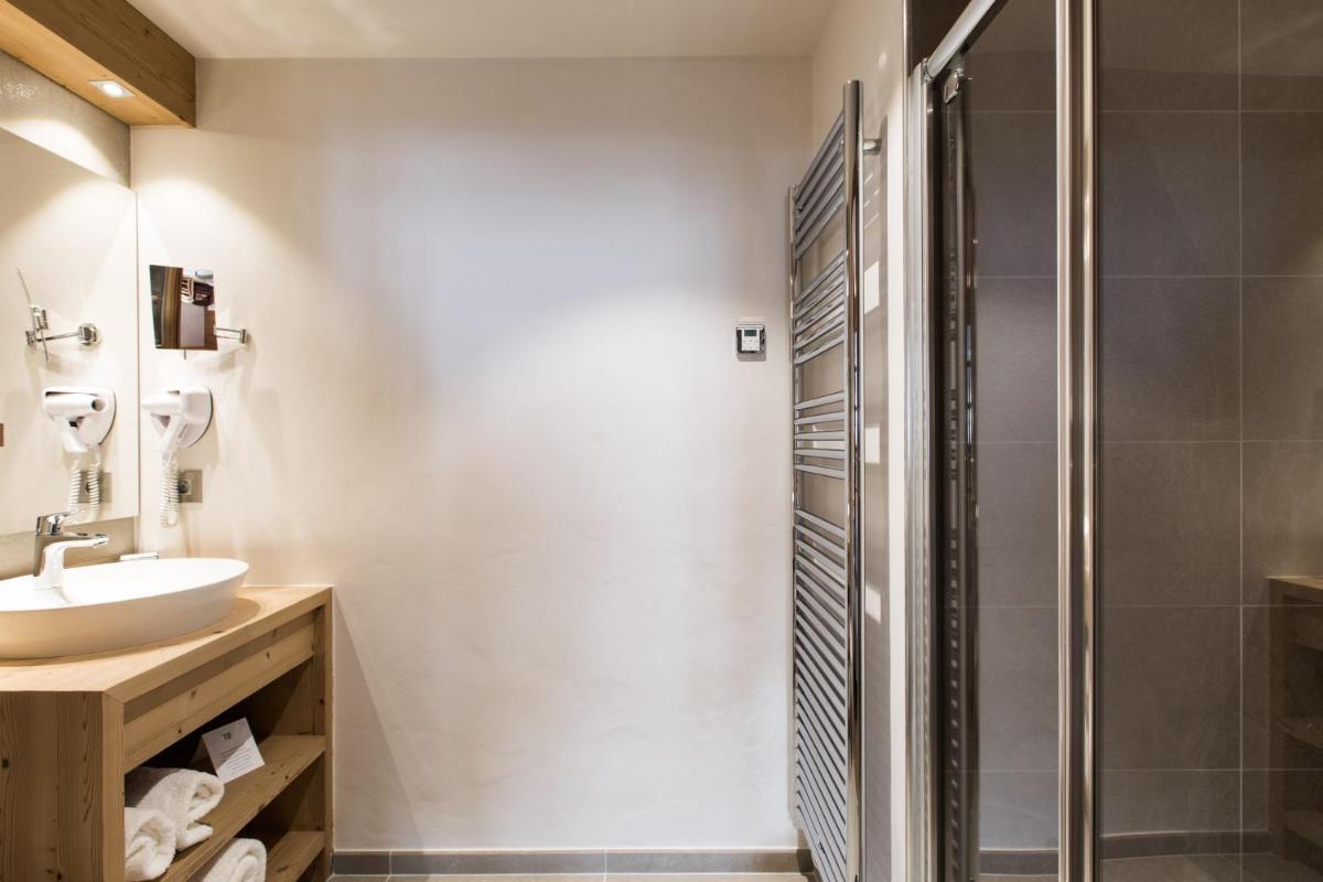 Salle de bains dans l'établissement Les Chalets de La Griyotire