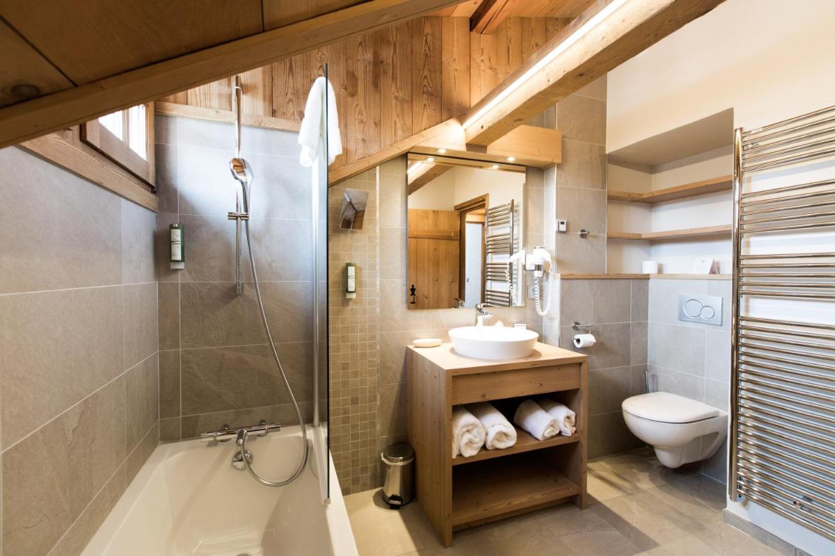 Salle de bains dans l'établissement Les Chalets de La Griyotire