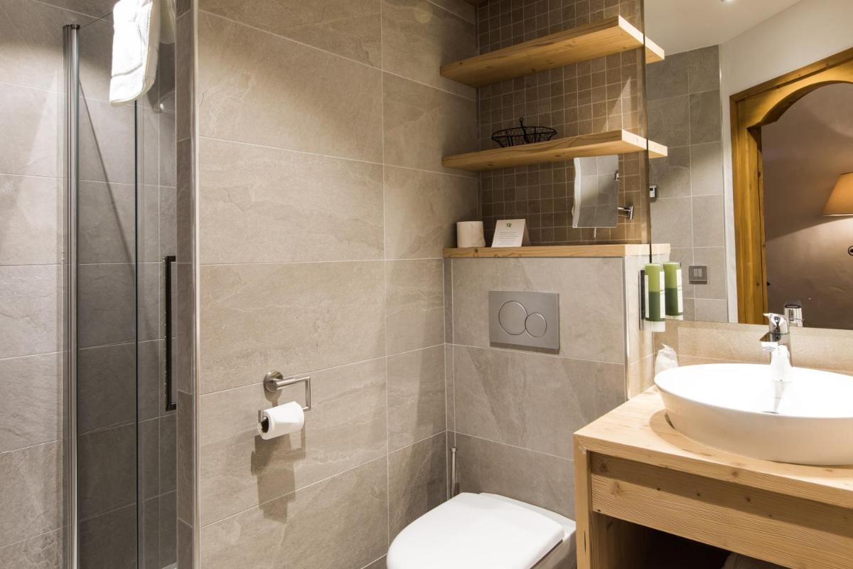 Salle de bains dans l'établissement Les Chalets de La Griyotire