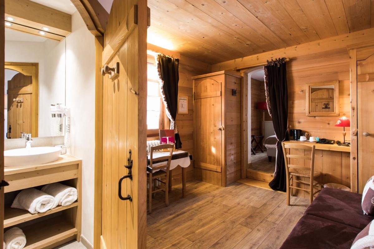 une salle de bain avec un lavabo et des toilettes dans une chambre dans l'établissement Les Chalets de La Griyotire, à Praz-sur-Arly