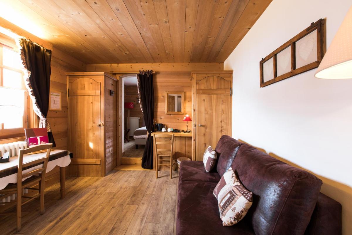 Coin salon dans l'établissement Les Chalets de La Griyotire