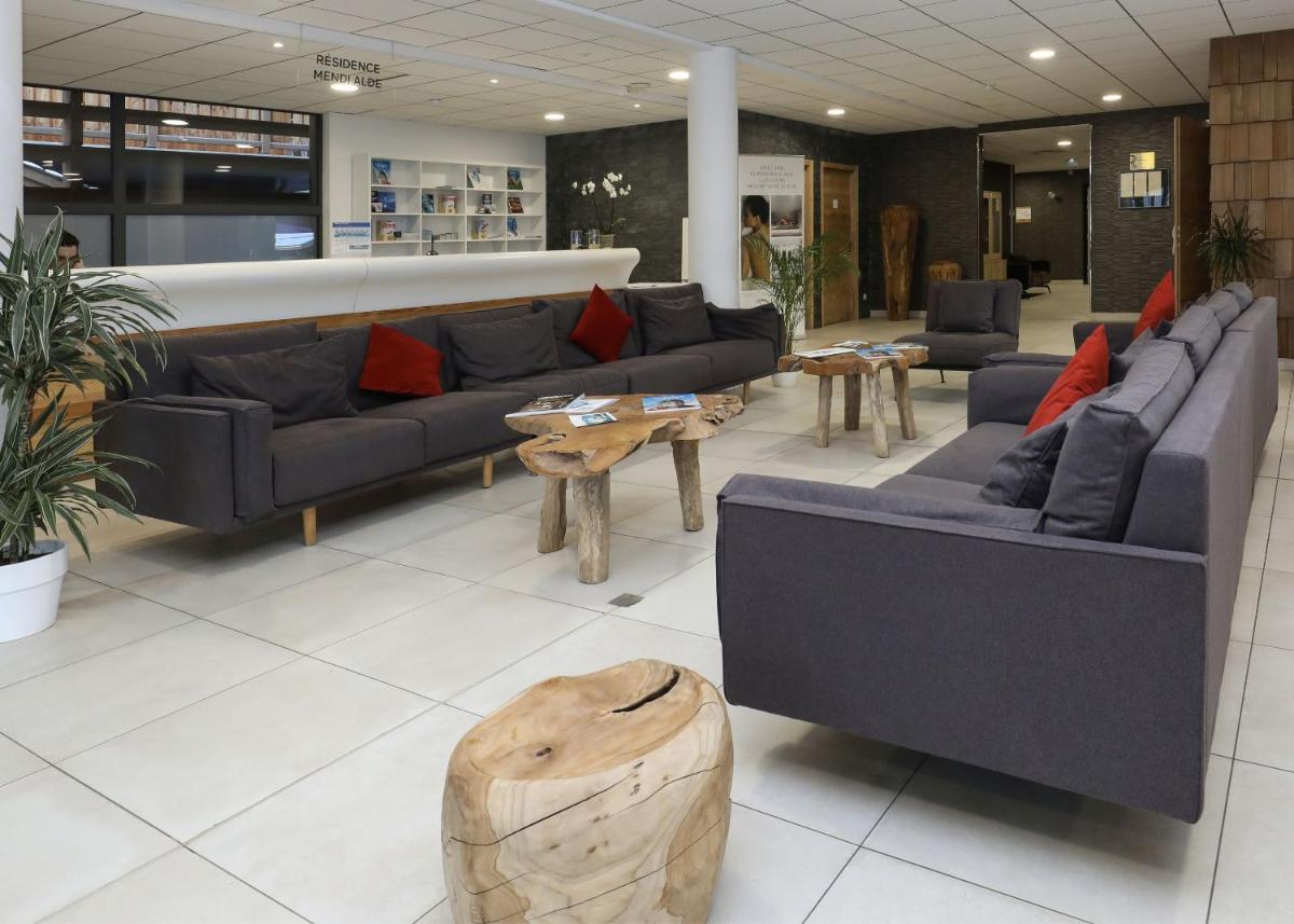 un hall avec des canapés et des tables dans un magasin dans l'établissement Résidence Odalys Mendi Alde, à La Clusaz 48 autres photos
