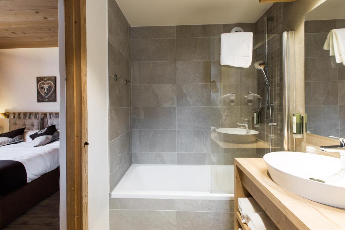 Salle de bains dans l'établissement Les Chalets de La Griyotire