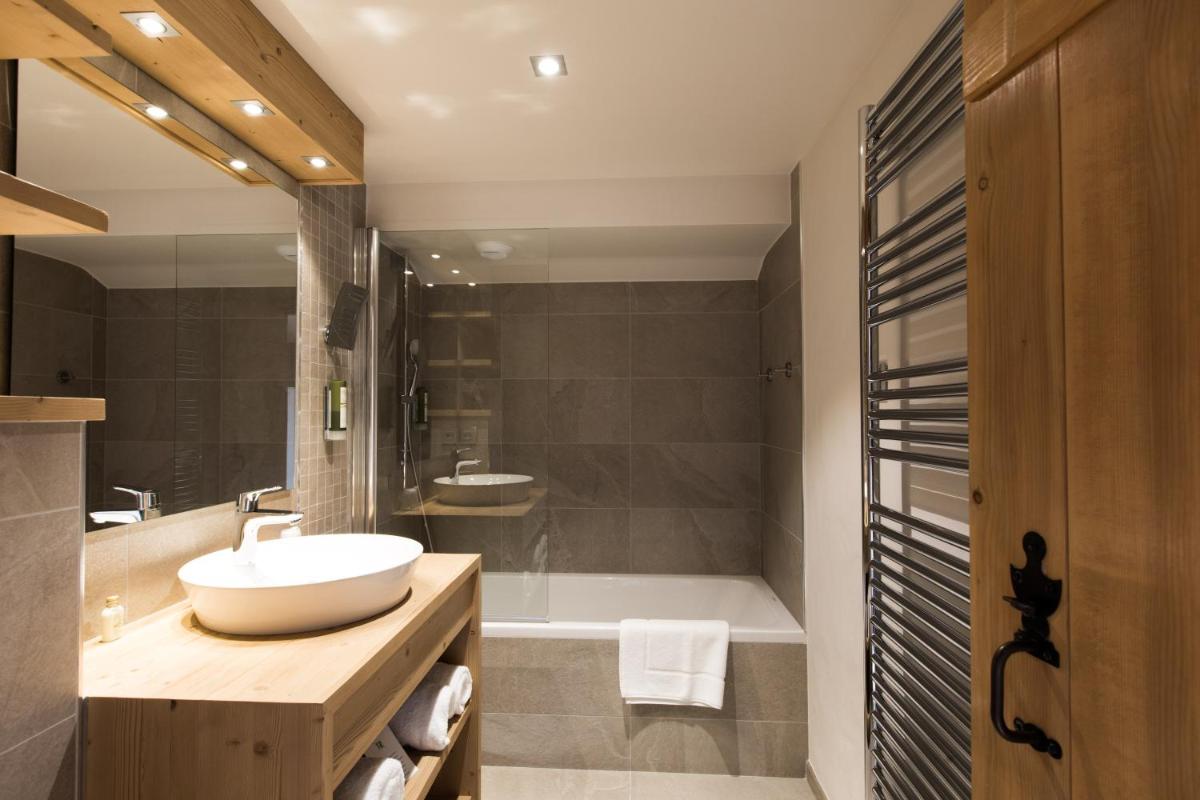 Salle de bains dans l'établissement Les Chalets de La Griyotire