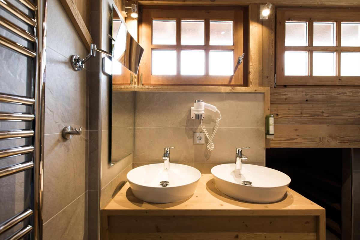 Salle de bains dans l'établissement Les Chalets de La Griyotire