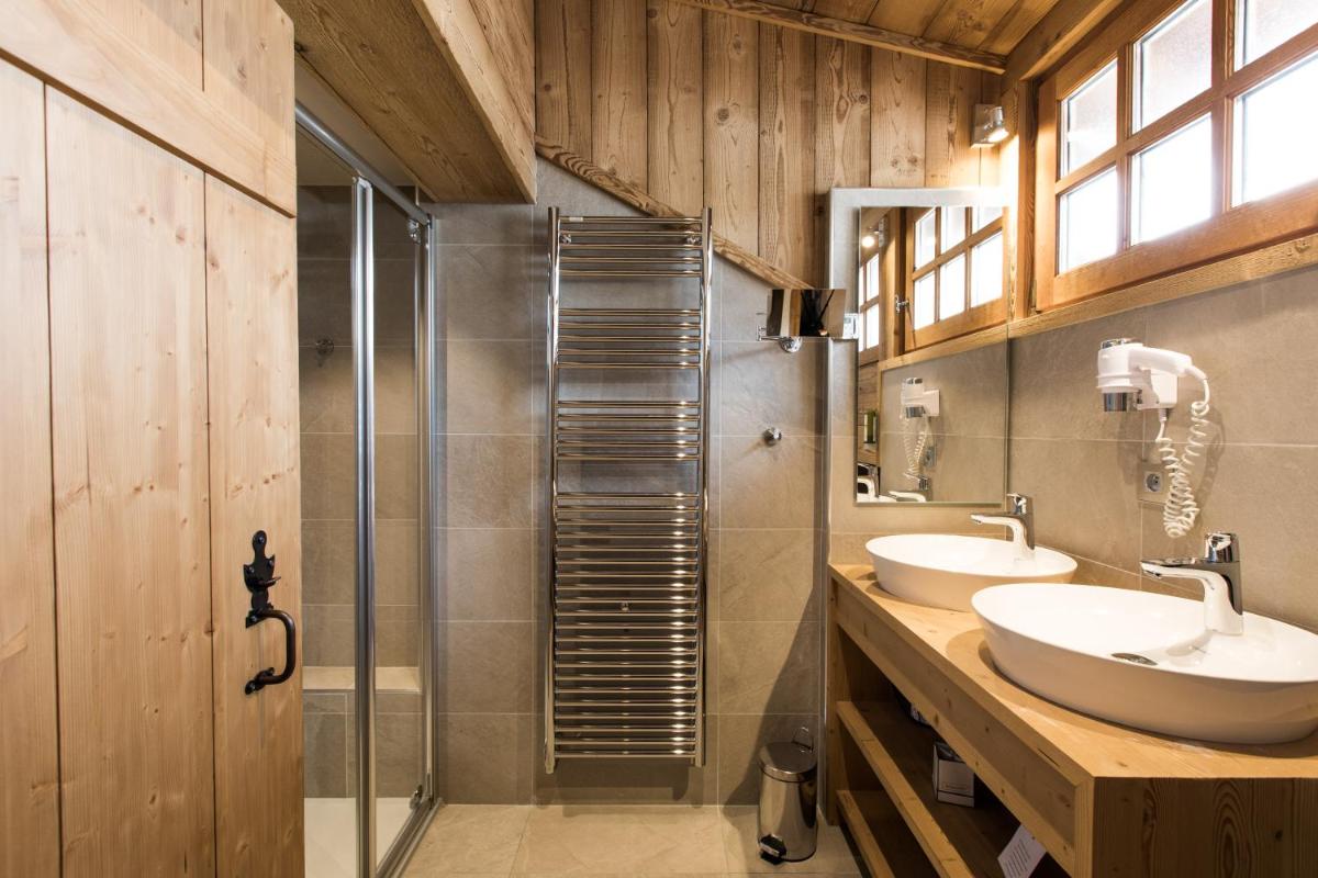 Salle de bains dans l'établissement Les Chalets de La Griyotire