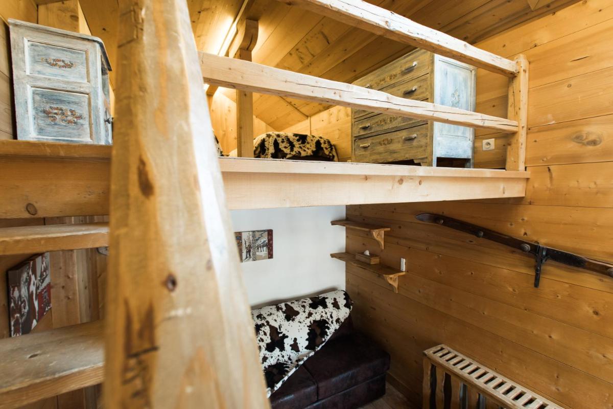 Un ou plusieurs lits superposés dans un hébergement de l'établissement Les Chalets de La Griyotire