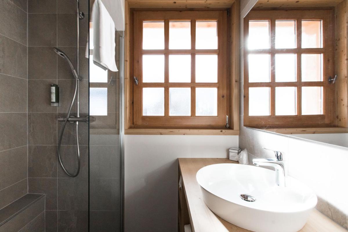 Salle de bains dans l'établissement Les Chalets de La Griyotire