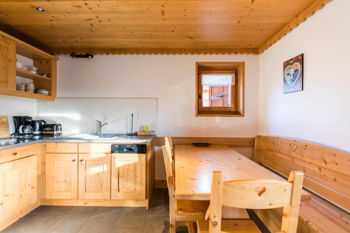 Cuisine ou kitchenette dans l'établissement Les Chalets de La Griyotire