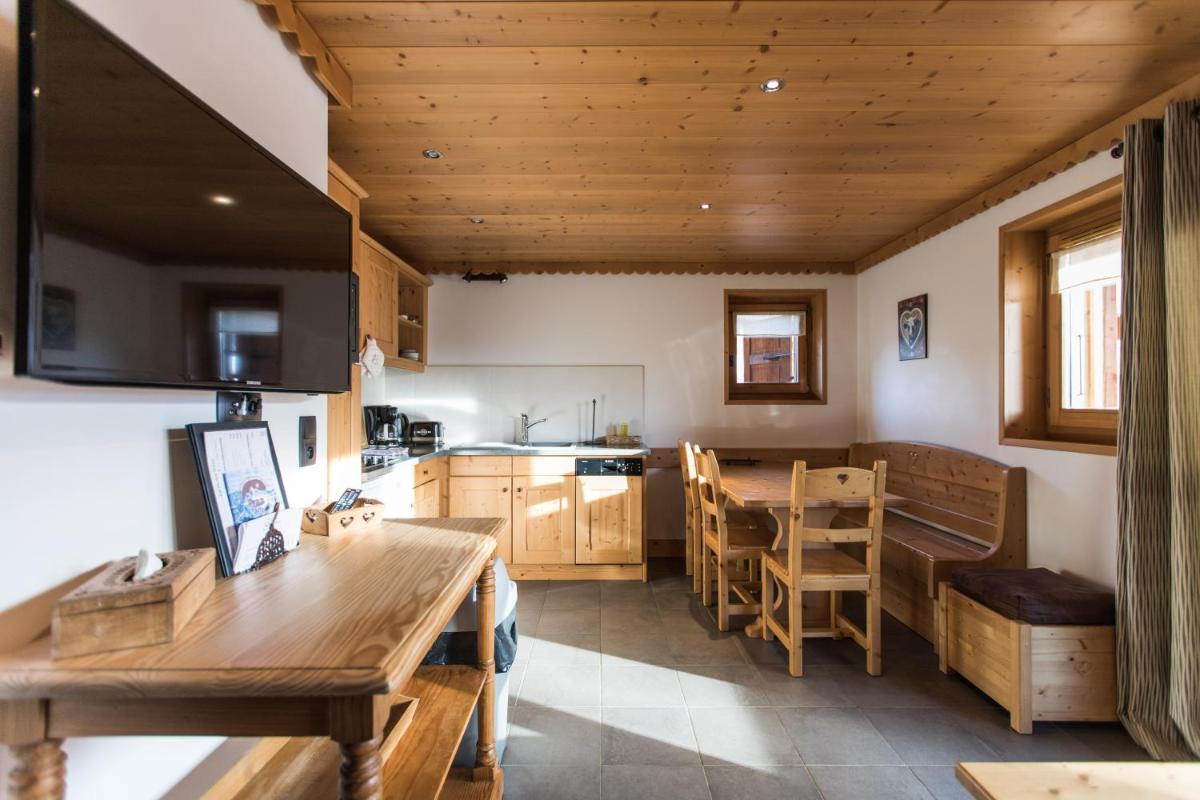 Télévision ou salle de divertissement dans l'établissement Les Chalets de La Griyotire
