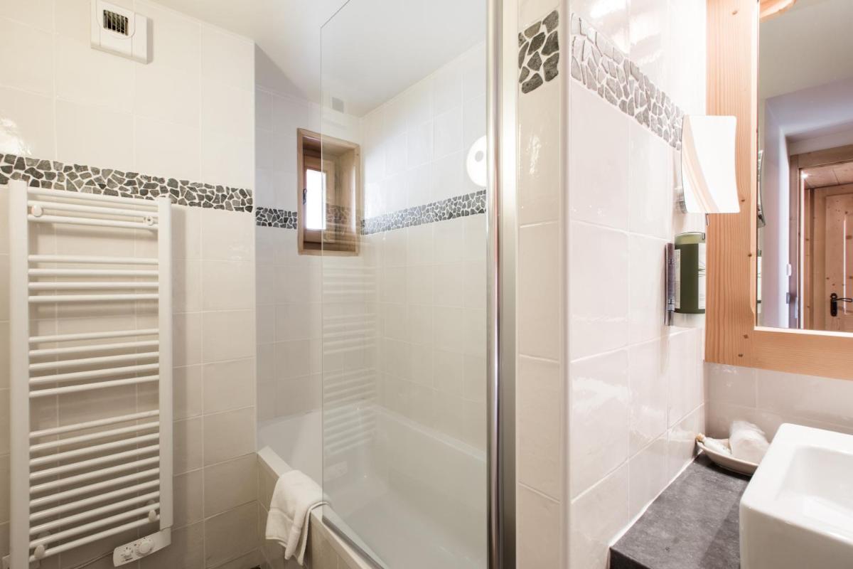 Salle de bains dans l'établissement Les Chalets de La Griyotire