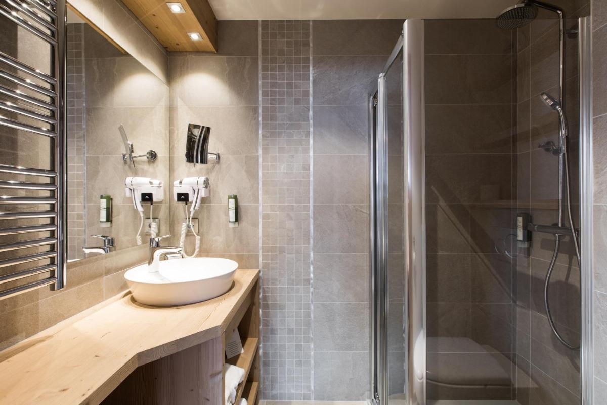 Salle de bains dans l'établissement Les Chalets de La Griyotire