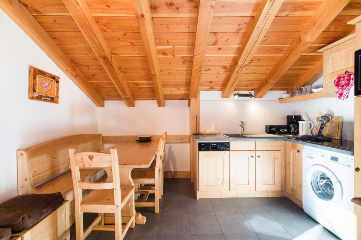 Cuisine ou kitchenette dans l'établissement Les Chalets de La Griyotire