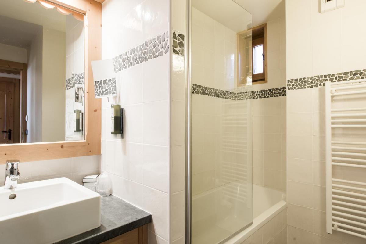 Salle de bains dans l'établissement Les Chalets de La Griyotire