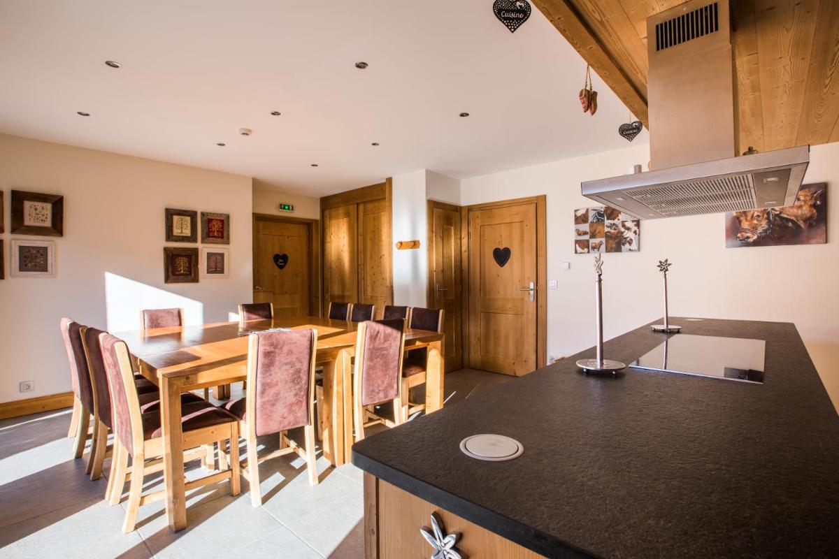 Cuisine ou kitchenette dans l'établissement Les Chalets de La Griyotire