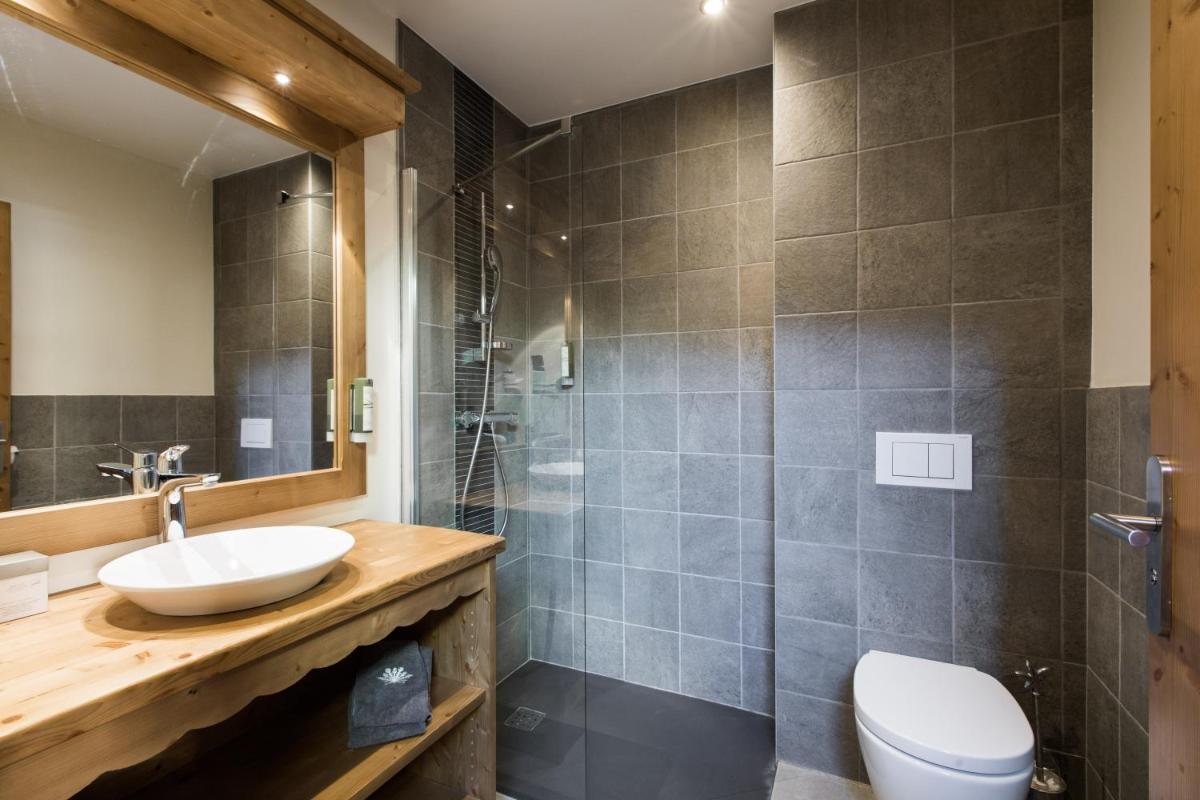 Salle de bains dans l'établissement Les Chalets de La Griyotire