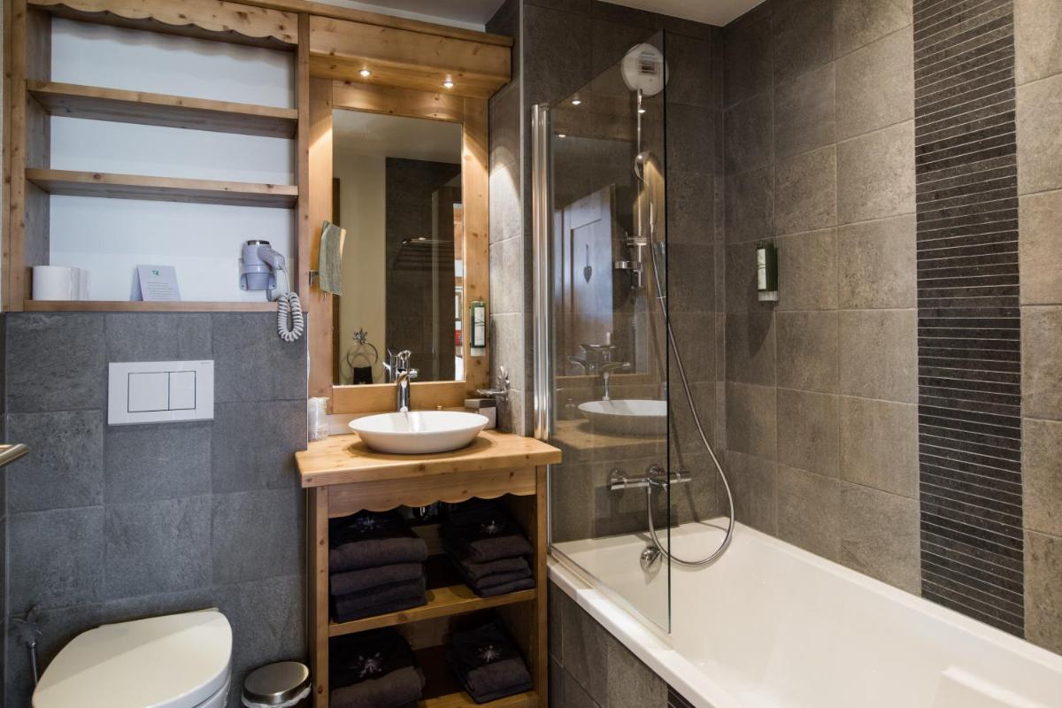 Salle de bains dans l'établissement Les Chalets de La Griyotire
