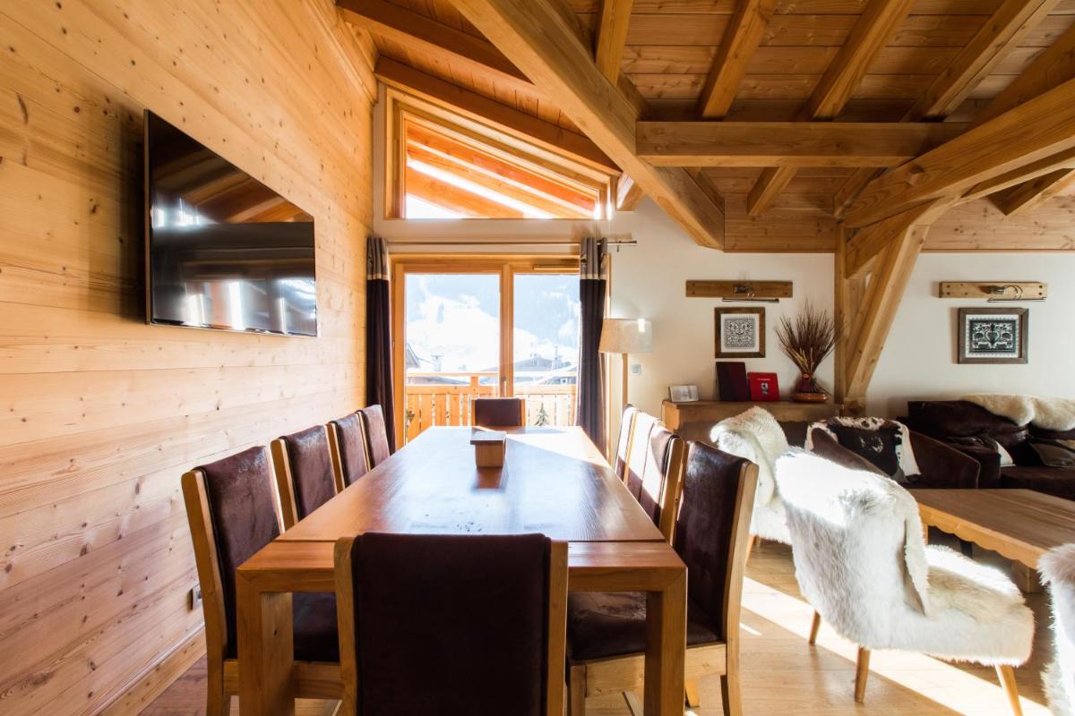 Télévision ou salle de divertissement dans l'établissement Les Chalets de La Griyotire